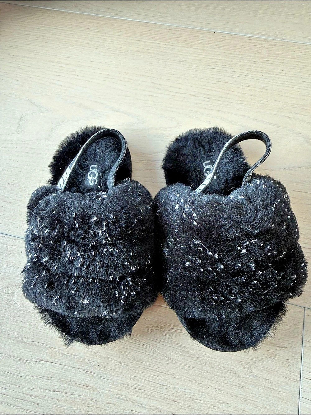 UGG Kid’s Fluff Yeah Slide Fuzzy Slippers in Black | 7C